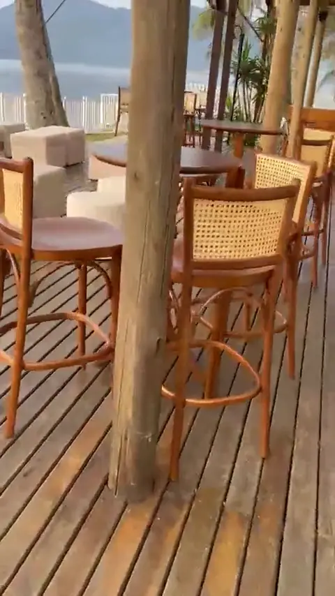 Casamento à beira-mar com Banquetas e Cadeiras Paris e mesas bistrô