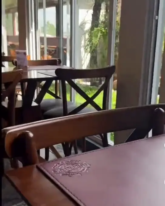 Salão do Restaurante Tortatos, em Curitiba, com Cadeiras X castanho e assento preto